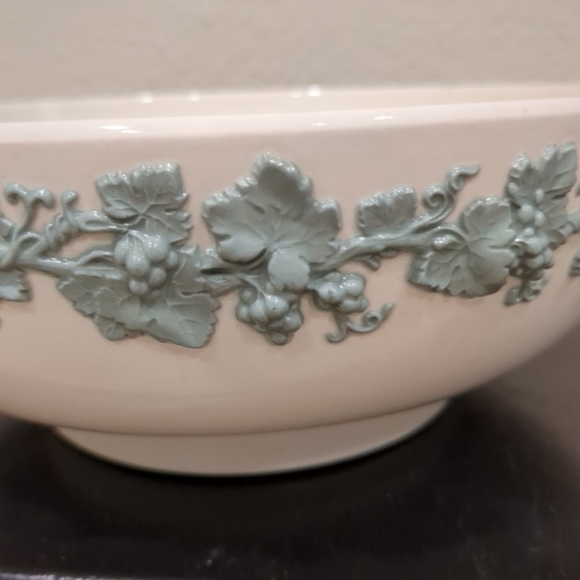 Wedgwood England Embossed Green Grapevine Serving Bowl 10 1/8" - Picture 2 of 3